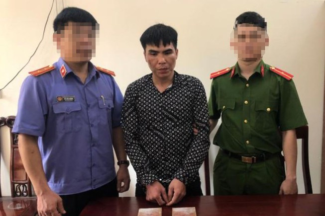 Ôm 2 bánh heroin còn cắn cảnh sát khi bị vây bắt: Ngày 3/4, Công an huyện Quế Phong, Nghệ An cho biết đã bắt quả tang Trần Đình Thân (58 tuổi, trú huyện Lý Nhân, Hà Nam) có hành vi mua bán, vận chuyển trái phép chất ma túy. Thời điểm vây bắt sáng 1/4, Thân chống trả quyết liệt, vùng vẫy, cào cấu, cắn các chiến sĩ cảnh sát. Tang vật thu giữ là 2 bánh heroin. Thân khai, trên đường từ vùng biên đưa số heroin trên ra phía Bắc thì bị bắt. Ảnh: PLO