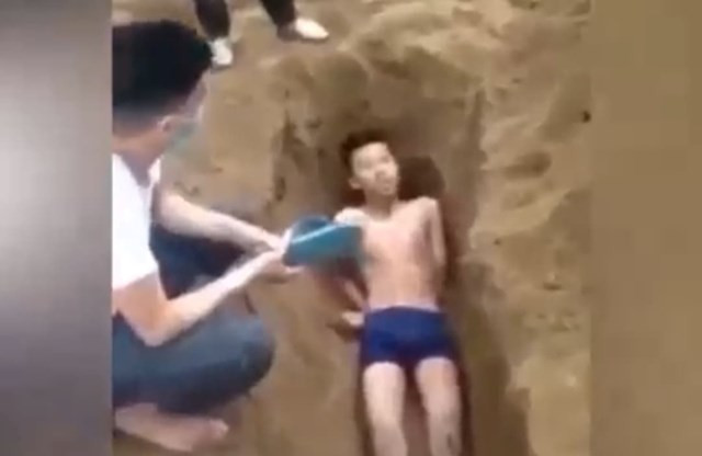 Khởi tố vụ án, bắt giam 13 đối tượng “chôn sống” nam thanh niên: Ngày 3/4, Công an TP Vinh (Nghệ An) đã khởi tố vụ án hình sự và tạm giam 13 đối tượng liên quan về hành vi bắt giữ người trái pháp luật. 13 đối tượng trên đã có hành vi bắt giữ, hành hạ, đào hố “chôn sống” N.Q.V. (17 tuổi, trú huyện Nghi Xuân, tỉnh Hà Tĩnh). Người cầm đầu nhóm đối tượng này là Nguyễn Trọng Dương (Dương "đẹp trai", trú tại TP Vinh).