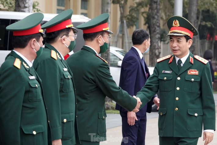 Thượng tướng Phan Văn Giang có quá trình công tác hơn 40 năm trong quân đội. Ông từng chiến đấu ở mặt trận Cao Bằng giai đoạn 1978-1979, sau đó học Trường Sĩ quan chỉ huy kỹ thuật tăng thiết giáp. Ảnh: Tiền phong