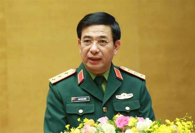 Thượng tướng Phan Văn Giang sinh năm 1960, Quê quán: Xã Hồng Quang, huyện Nam Trực, tỉnh Nam Định. Ông có trình độ Tiến sĩ khoa học quân sự. Trước khi được bầu vào Bộ Chính trị khóa XIII, ông Ủy viên Trung ương Đảng khóa XII, XIII.
