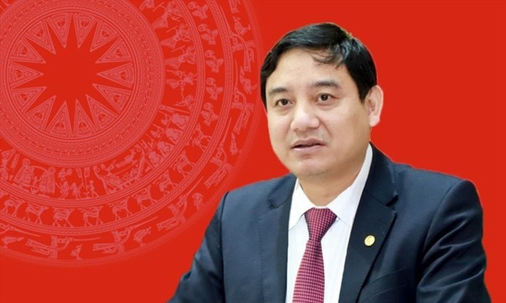 Ông Nguyễn Đắc Vinh sinh năm 1972, quê ở huyện Quỳnh Lưu, tỉnh Nghệ An, là Ủy viên Trung ương Đảng khóa XI (dự khuyết), XII, XIII; đại biểu Quốc hội khóa XIII, XIV. Tháng 4/2016 đến 12/2019, Bộ Chính trị phân công ông Nguyễn Đắc Vinh giữ chức Bí thư Tỉnh ủy Nghệ An và điều động ông làm Phó chánh Văn phòng Trung ương Đảng vào cuối năm 2019.