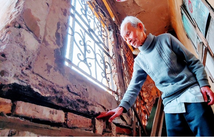Ông Văn Hữu Thực hàng chục năm qua sống một mình trong căn hộ tại tầng 4, chung cư B4 Bình Minh. Căn hộ này đang xuống cấp từng ngày. Trần nhà vệ sinh bị sụt, tường, trần bị nứt rạn.