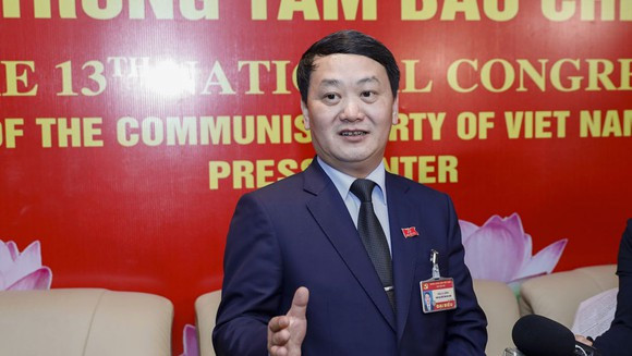 Ông Hầu A Lềnh, Ủy viên Trung ương Đảng, Phó Chủ tịch kiêm Tổng thư ký Ủy ban Trung ương MTTQ Việt Nam, được giới thiệu phê chuẩn bổ nhiệm Bộ trưởng, Chủ nhiệm Ủy ban Dân tộc.