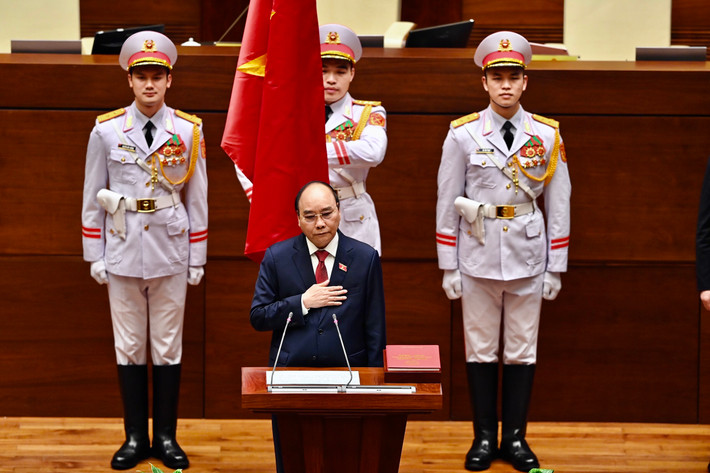 Tân Chủ tịch nước Nguyễn Xuân Phúc tuyên thệ: "Tuyệt đối trung thành với Tổ quốc, với nhân dân, với Hiến pháp nước Cộng hòa xã hội chủ nghĩa Việt Nam; ra sức công tác để hoàn thành tốt nhiệm vụ được Đảng, Nhà nước và nhân dân giao phó". Ảnh: VGP