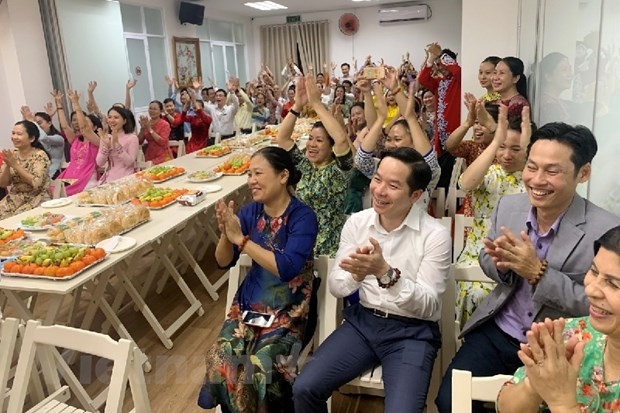 Chiểu theo khoản 5, Điều 5 của Luật Tín ngưỡng, tôn giáo, hoạt động của CLB Tình người có dấu hiệu vi phạm Luật ở hai khía cạnh: Lợi dụng tín ngưỡng, tôn giáo để tuyên truyền mê tín dị đoan và có biểu hiện trục lợi. Ảnh: CLB Tình người.