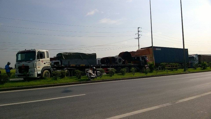 Khoảng 7h30 sáng ngày 26/5 đã xảy ra vụ tai nạn giao thông liên hoàn trên quốc lộ 5, hướng Hải Phòng - Hà Nội qua địa phận bến xe phía Tây, TP Hải Dương