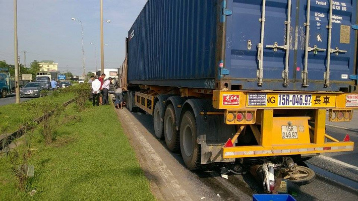 Xe máy BKS 16P4 6128 do một người đàn ông điều khiển do bất ngờ cũng lao thẳng vào xe container 16M8997.