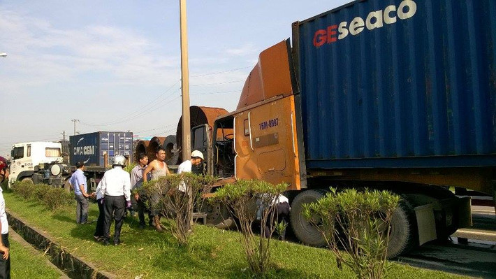 Ngay sau đó, xe container BKS 16M 8997 Rơ Moóc BKS 15R 04697 đi ngay phía sau không phanh kịp đã tông thẳng vào đuôi xe container đầu kéo 15C 07950.