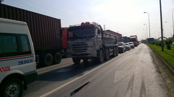 Quãng đường 5 tắc nghẽn do vụ tai nạn.