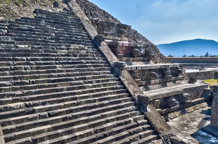 Thần Quetzalcóatl được cho là đã mang ngô tới và chịu trách nhiệm tạo ra con người. Người Aztec rất sùng bái và tôn thờ vị thần quyền lực này.