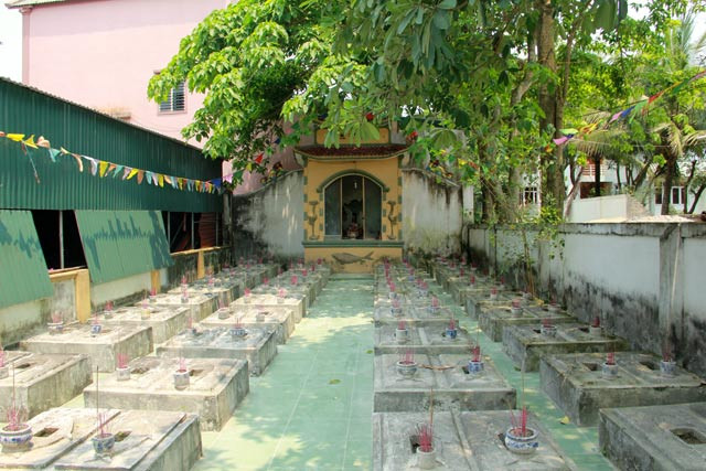 Tín ngưỡng thờ phụng cá voi đã có từ rất lâu nhưng không ai biết chính xác là khi nào. Tương truyền, nhiều lần biển động do các trận cuồng phong, ngư dân đi biển gặp nạn và được cá voi "khủng" kê lưng đỡ thuyền khỏi lật.