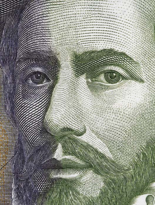 Sinh năm 1485 tại Medellín, Tây Ban Nha, hầu tước Hernan Cortes lớn lên trong gia đình quý tộc. Ông là người thông minh, khó tính, cứng rắn. Vào năm 14 tuổi, ông theo học luật tại Đại học Salamanc nhưng bỏ học sau 2 năm.