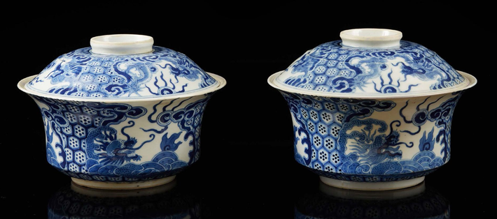 Hai tách trà men xanh lam có từ thời vua Thiệu Trị (1840 - 1847). Nằm trong bộ sưu tập của hoàng hậu Nam Phương, cặp tách trà quý giá này được bán giá 104.000 Euro (2,6 tỷ đồng).