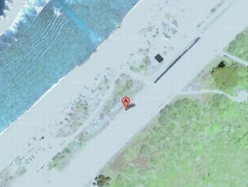 Sân bay Minami Torishima nằm trên đảo Minami Torishima, ngoài khơi bờ biển Nhật Bản bị Google Maps che mờ. Theo một số nguồn tin, địa điểm này bị che mờ nhằm đảm bảo cho các hoạt động quân sự khi nơi đây có lực lượng tự vệ biển Nhật Bản đóng quân.