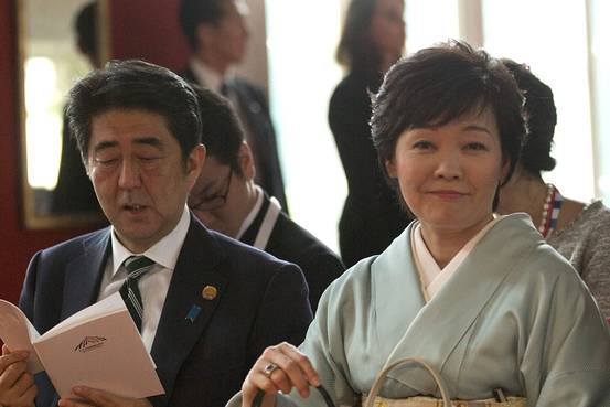 Tình cảm vợ chồng của ông Abe Shinzo khiến công chúng ngưỡng mộ khi cựu Thủ tướng Nhật Bản rất thích đăng ảnh, video hai vợ chồng lên mạng xã hội. Việc công khai thể hiện tình cảm với bạn đời là điều rất hiếm trong giới chính trị gia Nhật Bản. Do vậy, những hành động thể hiện tình yêu với bạn đời khiến người dân Nhật Bản cũng như thế giới càng khâm phục và ngưỡng mộ vợ chồng ông Abe Shinzo.