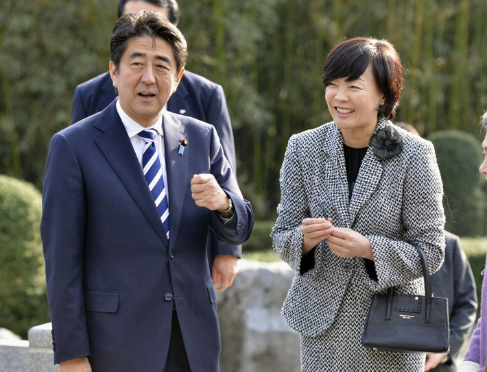 Cựu Thủ tướng Abe Shinzo là một trong những chính khách có ảnh hưởng lớn nhất đến Nhật Bản trong những thập kỷ gần đây. Bên cạnh sự nghiệp chính trị, công chúng ngưỡng mộ trước cuộc hôn nhân hạnh phúc của ông.
