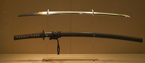 Trong lúc nóng giận, Masamune buông lời thách thức so tài với thầy Masamune Gorō xem ai là người có thể rèn được thanh kiếm tốt nhất. Theo đó, 2 thầy trò đã làm ra thanh kiếm huyền thoại mang tên mình.