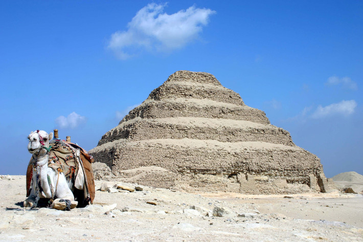 Tọa lạc tại Saqqara, phía nam thủ đô Cairo, kim tự tháp bậc thang Djoser được biết đến là kim tự tháp lâu đời nhất thế giới và là kim tự tháp đầu tiên được xây dựng ở Ai Cập thời cổ đại.