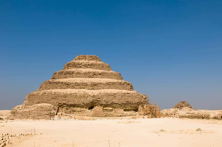 Kim tự tháp bậc thang Djoser có chiều cao khoảng 63m, bao gồm 6 bậc thang xếp chồng lên nhau. Phía dưới công trình kỳ vĩ này là một hầm mộ sâu 28m.