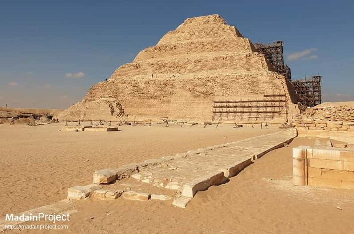Thế nhưng, kim tự tháp bậc thang Djoser trở thành mục tiêu của nhiều kẻ trộm mộ. Chúng được cho là đã lấy đi các đồ túy táng giá trị cũng như xác ướp của pharaoh Djoser.