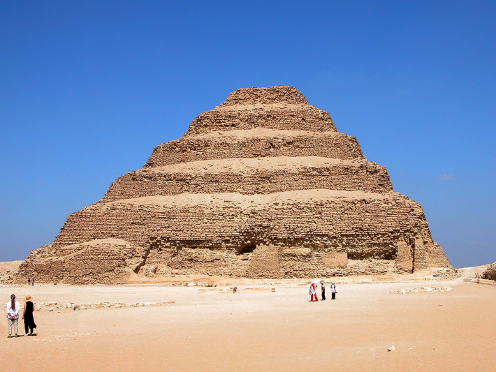 Kiến trúc sư Imhotep chính là người thiết kế kim tự tháp bậc thang Djoser. Ông được coi là kiến trúc sư đầu tiên của nhân loại.
