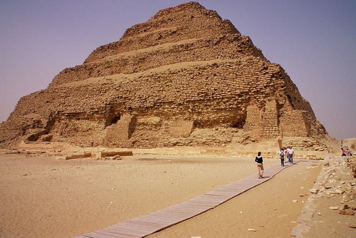Nhiều chuyên gia tin rằng, kim tự tháp bậc thang Djoser là lăng mộ của pharaoh huyền thoại này. Sau khi băng hà, Djoser được chôn cất trong kim tự tháp đầu tiên của nhân loại. Nhiều đồ tùy táng giá trị được chôn cất cùng nhà vua Ai Cập huyền thoại.