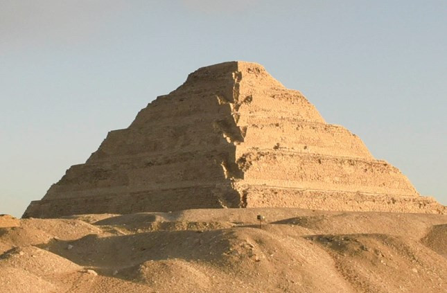 Tên của kim tự tháp bậc thang Djoser được đặt theo tên pharaoh vĩ đại của Ai Cập là Djoser. Ông là vị vua thuộc vương triều thứ 3 của Ai Cập cổ đại.