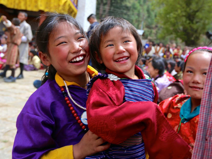 Y tế và giáo dục là 2 lĩnh vực hoàn toàn được miễn phí ở Bhutan. Người dân Bhutan sống theo cách riêng của mình và xem hạnh phúc chính là việc cân bằng giữa tài chính và các giá trị tinh thần. Vì vậy, họ hạnh phúc và hài lòng với cuộc sống hiện tại.