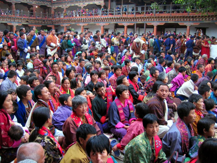 Khác với nhiều nước trên thế giới, người dân Bhutan không phân chia theo họ và tên. Mỗi người đều có 2 tên nhưng không có họ. Một số cha mẹ không đặt tên cho con mình mà chờ một ngày lành rồi đưa con tới đền để được một vị sư ban phước và đặt tên.