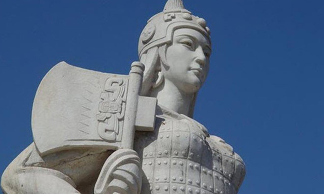 Phụ Hảo (Fu Hao) sống dưới thời vua Vũ Đinh - ông hoàng thứ 22 của nhà Thương trị vì đất nước trong giai đoạn từ năm 1250 trước Công nguyên - 1192 trước Công nguyên. Bà được biết đến là nữ tướng đầu tiên trong lịch sử Trung Quốc.