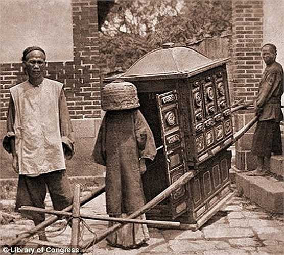 Đây là kiệu hoa của tân nương trong ngày cưới. Kiệu hoa này không hề xa hoa, lộng lâyx như trong các bộ phim cổ trang Trung Quốc.