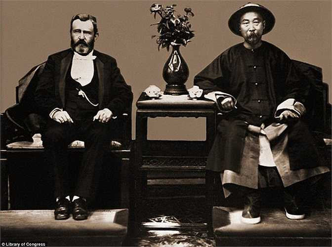 Tổng thống Mỹ Ulysses S Grant có cuộc gặp với Lý Hồng Chương - đại thần của nhà Thanh tại Thiên Tân vào năm 1879. Các quan chức cấp cao của 2 nước gặp mặt để thảo luận về việc phát triển và mở rộng các hoạt động thương mại. Đây là một trong số những bức ảnh quý được chụp vào cuối thời nhà Thanh.