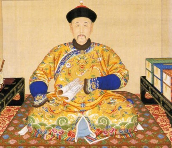 Khiêm Phi trở thành phi tần của Ung Chính qua đợt tuyển tú. Ngay từ lần đầu gặp mỹ nhân trong trẻo, xinh đẹp này, nhà vua "trúng tiếng sét" ái tình. Nhờ lọt vào "mắt xanh" của vua Ung Chính, Khiêm Phi thăng tiến nhanh trong hậu cung. Chỉ sau 1 năm nhập cung, bà được phong làm Quý nhân và sau đó là Tần.