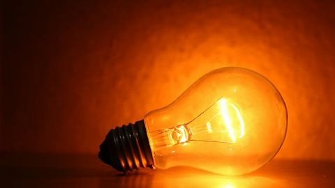 Sáng chế này ra đời đã giúp con người có thể sinh hoạt bình thường mà không cần phụ thuộc vào nguồn ánh sáng tự nhiên cũng như tiết kiệm chi phí, an toàn hơn khi sử dụng nến, đèn dầu hay đèn hồ quang chiếu sáng.