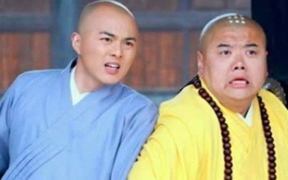 Hoàng đế Hốt Tất Liệt của nhà Nguyên cũng rất kính trọng hòa thượng Trí Đức. Khi tu hành tại nơi cửa Phật, hòa thượng Trí Đức đã dùng hương nóng chấm lên đỉnh đầu. Theo đó, vị hòa thượng có các chấm trên đỉnh đầu.