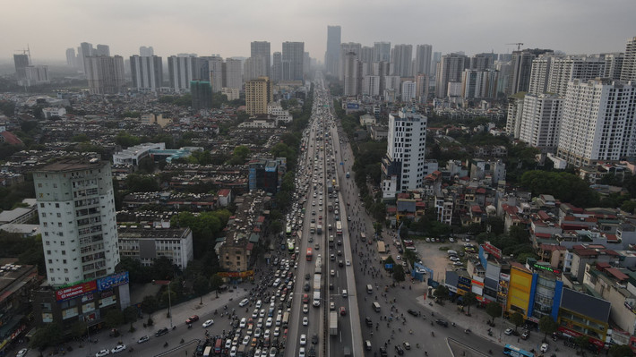 Vành đai 3 ùn ứ kéo dài. Hàng dài xe nối đuôi nhau di chuyển ra khỏi cửa ngõ Thủ đô.