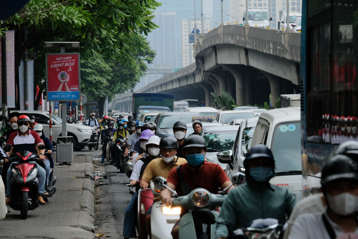 Người dân chật vật di chuyển để về quê nghỉ lễ.