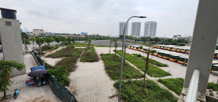 Dù chưa được xây dựng hoàn thiện, đồng bộ các hạ tầng kỹ thuật và chưa được công bố đưa vào sử dụng, nhưng hàng trăm chiếc xe buýt của Transerco đã được đưa vào nằm đỗ.