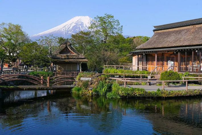 Làng cổ Oshino Hakkai nằm tại tỉnh Yamanashi, Nhật Bản. Địa hình nằm ngay dưới chân núi Phú Sĩ tạo điều kiện lý tưởng để khách du lịch tìm tòi, khám phá. Gần khu vực hiện có 10 nghìn cư dân đang sinh sống. Ảnh: Wikipedia.