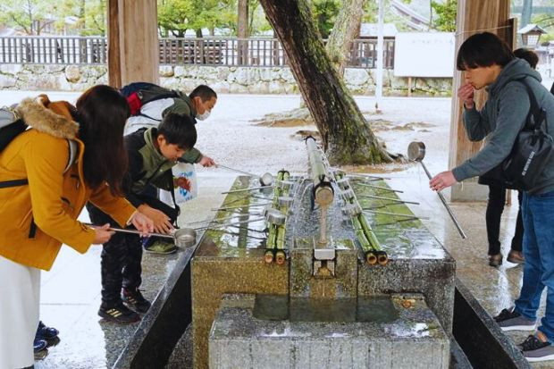 Để đến tham quan Oshino Hakkai, du khách phải thực hiện một tục lệ khá thú vị, đó là trước khi vào làng, phải dừng chân trước bể nước tinh khiết, dùng gáo tre hứng dòng nước chảy qua khe để rửa sạch hai bàn tay rồi xoa lên mặt, sau đó múc ít nước khác để uống và đặt vào vị trí cũ cho người tiếp theo.