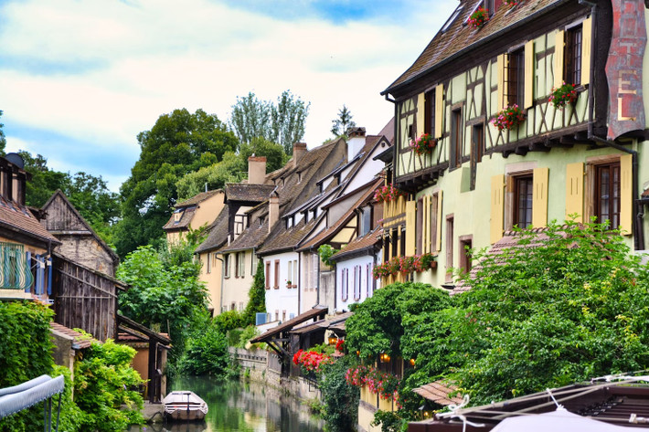 Tương truyền rằng trong thế chiến thứ hai, Colmar bị chiếm đóng qua những cuộc chiến tranh, binh lính hai bên đều không nỡ dội bom vào ngôi làng này cũng bởi vì vẻ đẹp cuốn hút, lãng mạn như trong truyện cổ tích.