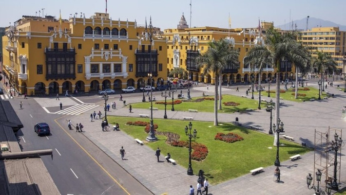 Thành phố Lima chủ yếu nằm ở sườn đông của dãy núi Andes - ngọn núi cao nhất Nam Mỹ. Tại khu vực này, luồng không khí chìm xuống, hướng gió cơ bản thổi hướng song song với mực nước biển.
