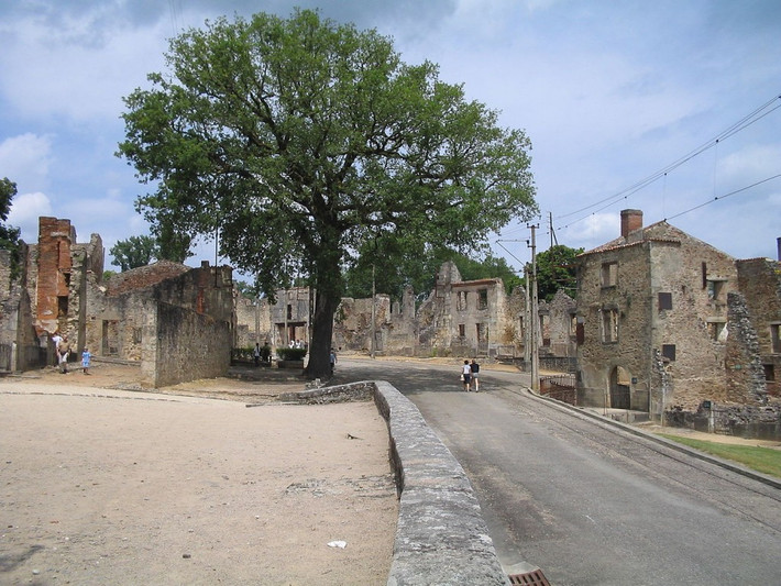 Oradour-sur-Glane, Pháp: Tên thị trấn Oradour-sur-Glane vẫn gắn liền với cuộc thảm sát của Phát xít Đức tại đây hồi Thế chiến II. Những đống đổ nát của thị trấn này vẫn giữ y nguyên như một minh chứng cho nỗi đau của phụ nữ, trẻ con và đàn ông trong thị trấn này bị giết hại ngày 10/6/1944.