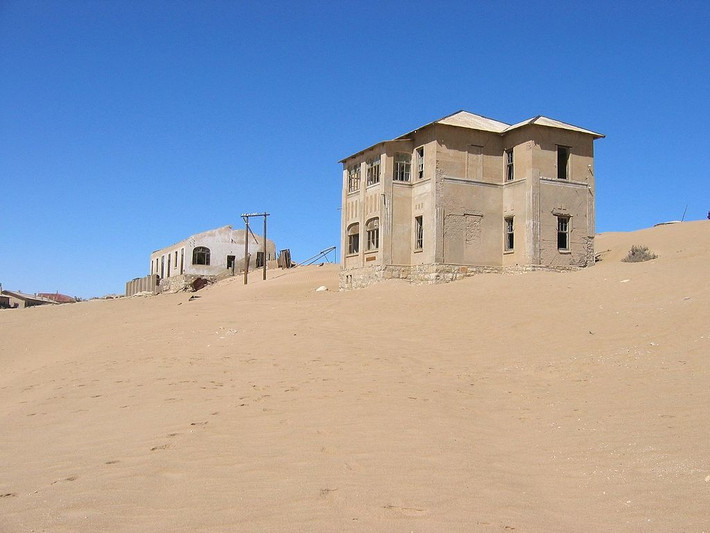 Kolmanskop, Namibia: Thị trấn bị bỏ hoang này ngày nay là địa điểm hút khách du lịch và là sân chơi cho các nhiếp ảnh gia.