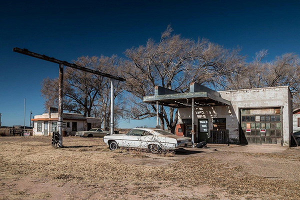 Glenrio (Texas/New Mexico, Mỹ): Nằm ở biên giới của 2 tiểu bang Texas và New Mexico, Glenrio ban đầu là một thị trấn đường sắt sầm uất. Sau khi xa lộ Interstate 40 được xây dựng, không còn ai đi qua tuyến đường này khiến Glenrio dần bị bỏ hoang và trở thành một "thị trấn ma".