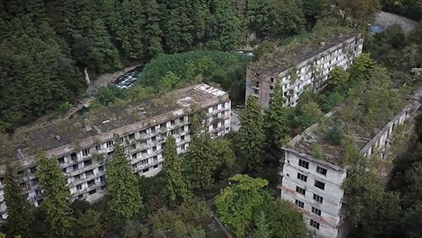 Akarmara (Abkhazia/Georgia): Akarmara là một thị trấn khai thác than quan trọng trong Thế chiến 2. Tuy nhiên, xung đột vũ trang cùng với nền kinh tế suy giảm khiến các mỏ đồng phải đóng cửa và nơi này bị bỏ hoang. Ngày nay, Akarmara lại thu hút du khách trải nghiệm nét kiến trúc thời Liên Xô cũ.