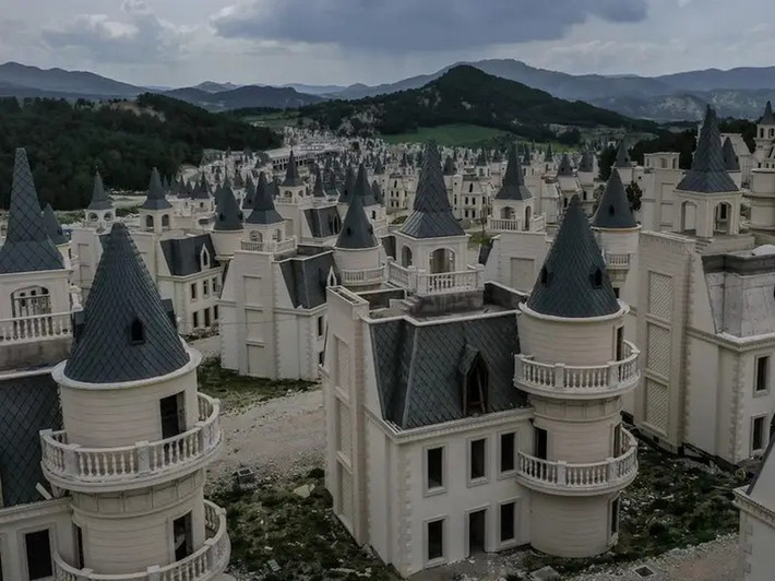 Thị trấn bỏ hoang Burj Al Babas nằm gần trung tâm thị trấn Mudurnu ở vùng Bolu.