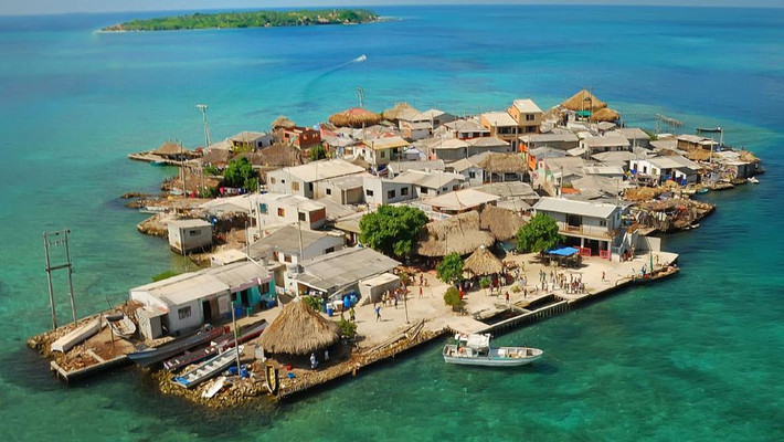 Khoảng 65% dân số trên đảo là người dưới 18 tuổi. Đảo Santa Cruz del Islote không có nhà vệ sinh hay hệ thống xử lý nước thải, không thể trồng trọt hay chăn nuôi, nguồn thức ăn chủ yếu là cá đánh bắt ngoài biển.Ảnh: NG.