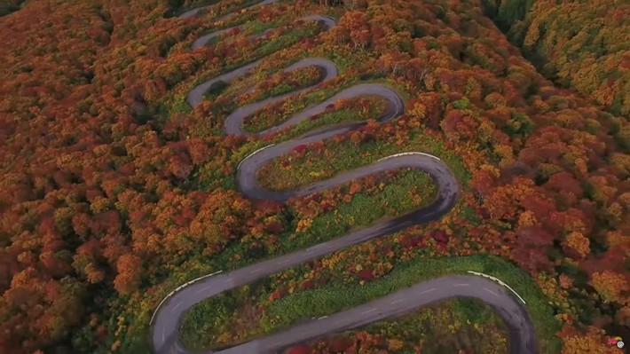 Với 66 khúc cua gấp, con đường Tsugaru Iwaki dài 10 km ở tỉnh Aomori này là định nghĩa của sự quanh co, có thể khiến bạn say xe khi xuất phát từ chân núi lửa Mt Iwaki lên những con dốc.