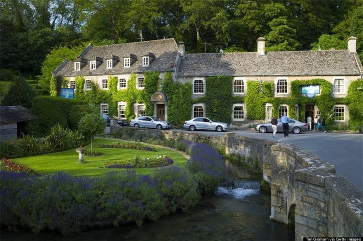 Con sông Coln đã góp phần rất lớn trong việc tạo nên vẻ đẹp độc đáo của làng Bibury. Dòng nước chảy quanh co qua nhiều góc của ngôi làng với đôi bờ xanh mướt cỏ cây, hoa lá. Ảnh: Getty.